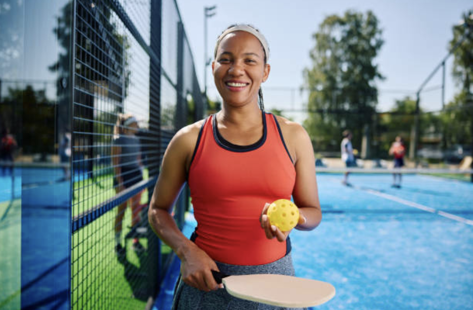 Pickleball treatment osteoapthy Active Pickleball player on court representing racquet sports performance, injury prevention, and healthy movement through osteopathy.